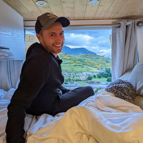 Day 13 of travelling the world and today I hiked mountains with my friend / travel buddies @stephienomad and @bugsyandbailey....