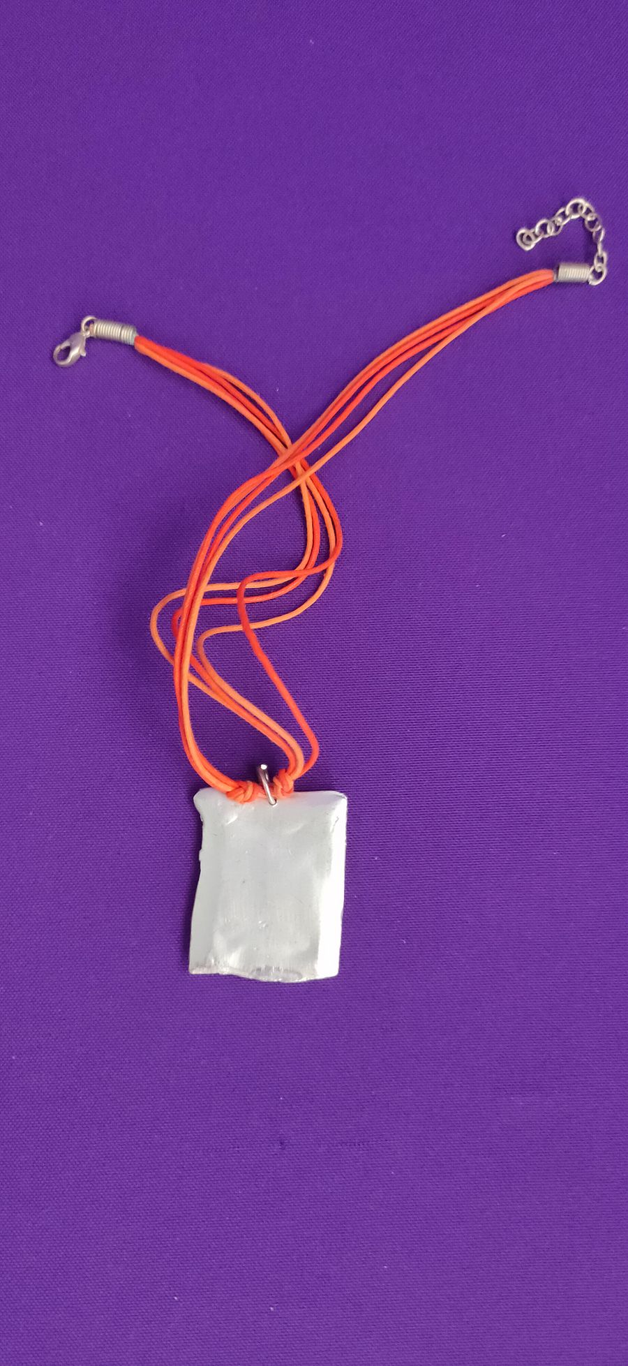 Colar Abstrato Minimalista, Placa Esmaltada, anos 90, colar único e atemporal, fio em cabedal, acessório de moda, estética retro product image (8)