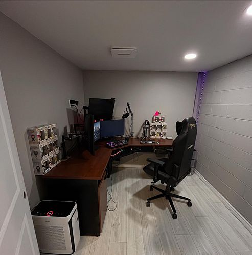 Stream room is complete! Now it’s time to decorate the walls!