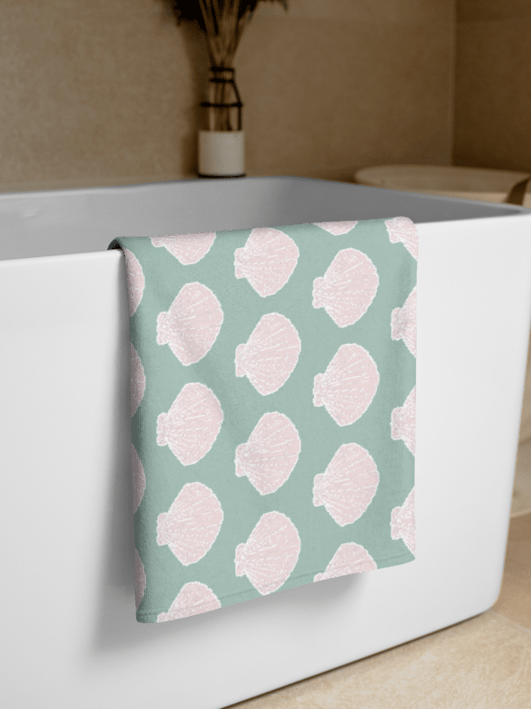 FUNNY CRAB GREEN PINK TOWEL - Badetuch mit Krabben grün rosa product image (1)