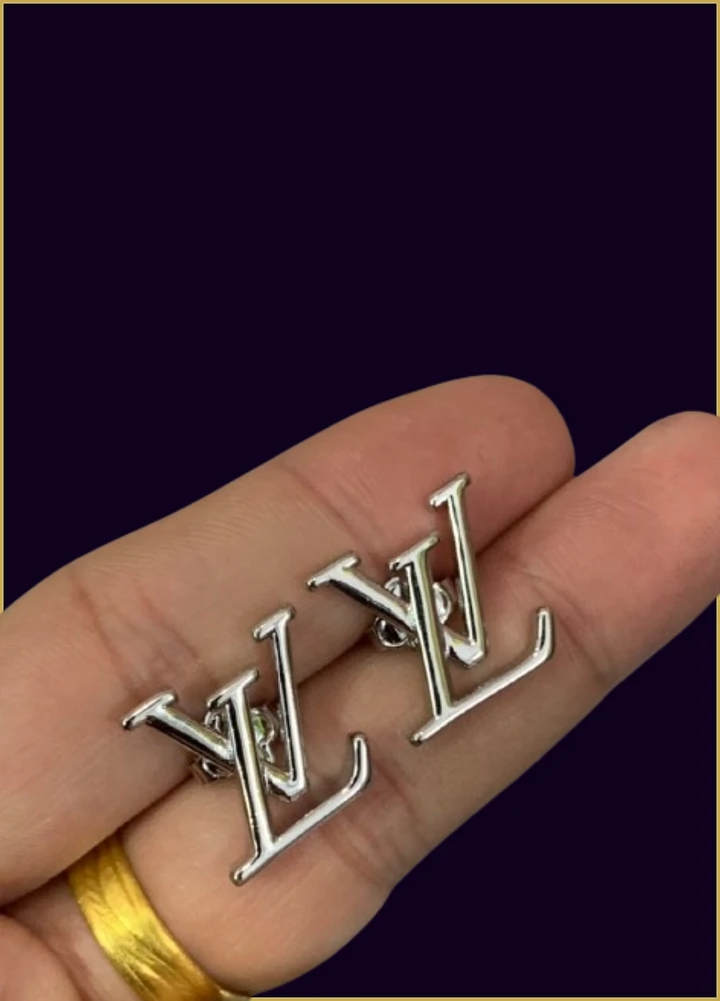 L. VIBE FASHION SILVER LETTER STUD EARRINGS product image (1)