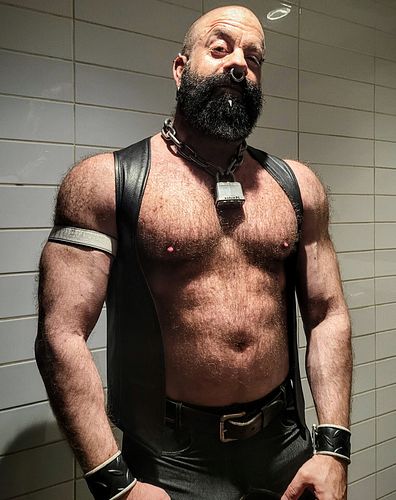 Hey, boy.
#muscledawg #muscle #dawg #gay #gaymuscle #lgbtq #bodybuilder #bodybuilding #pecs #biceps #hairy #hairychest #leath...