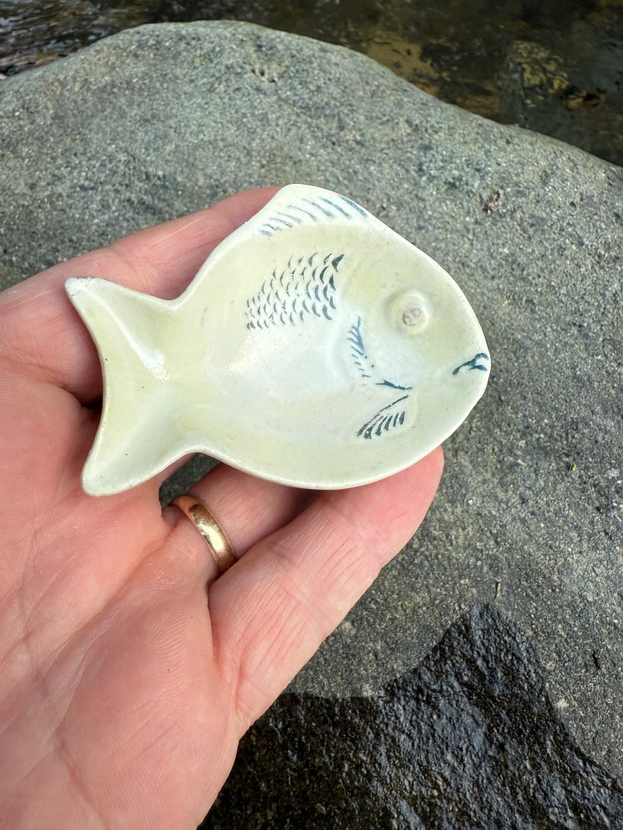 🎎 Vintage Japanese Fish-Shaped Soy Sauce Dish (FOREIGN Stamp) – Meiji-Taisho Era – Japan Antique Roadshow product image (4)