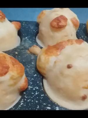BOLAS DE ALMIDON CON QUESO Ingredientes:   🥄 300 gr de almidón de mandioca o yuca   💧 200 ml de agua caliente   🛢️ 30 gr de aceite caliente   🧂 4 gr de sal   🥚 2 huevos batidos con tenedor   🧀 150 gr de queso paraguay, muzzarella o el que tengas