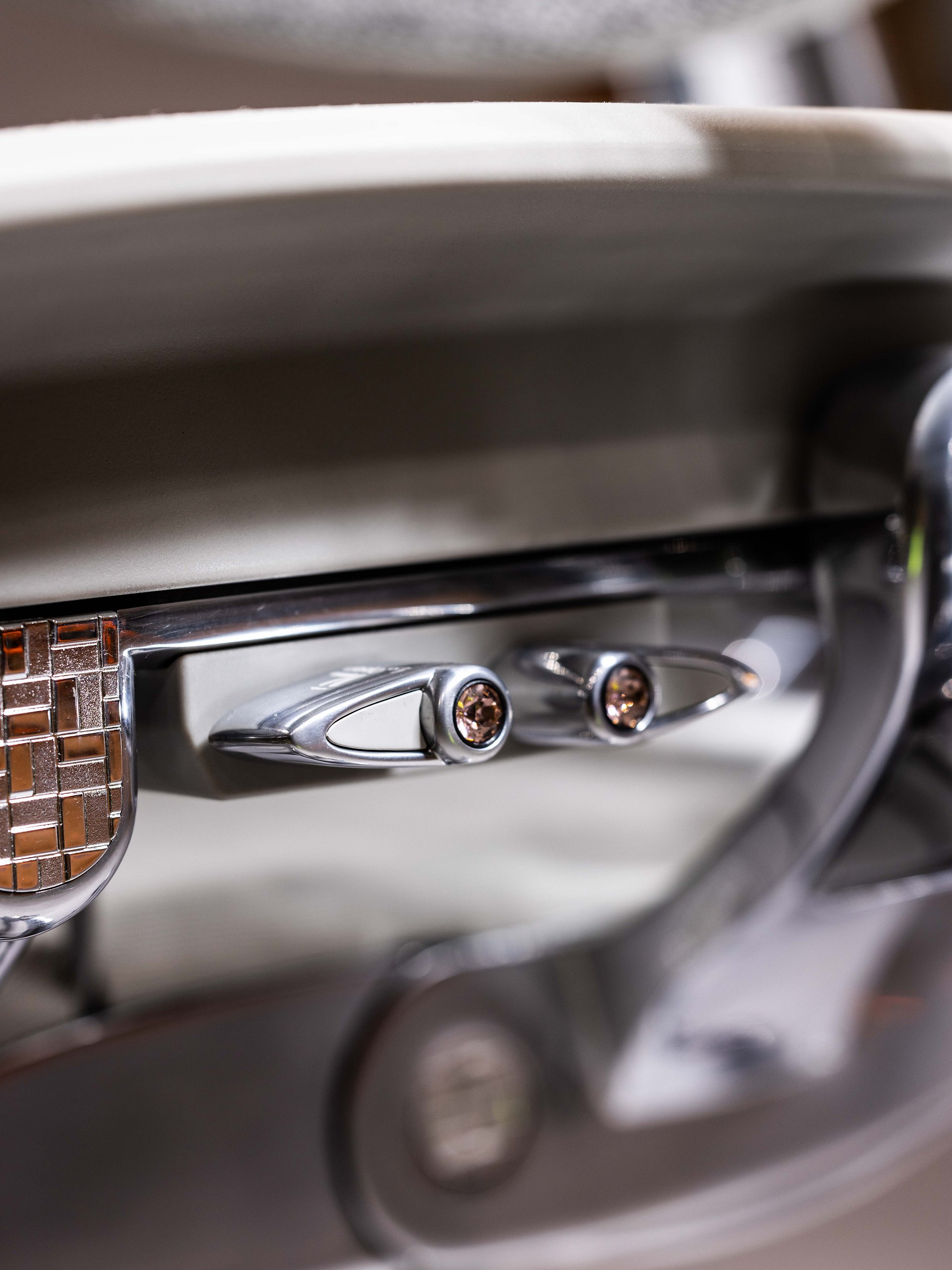 Himalaya Chrome product image (3)