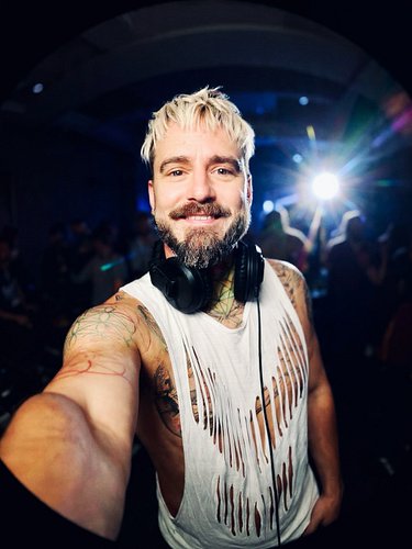 Find me at #TwitchCon this weekend!! I’m so stoked for these amazing events!

💟First time at @twitchcon and I get to DJ there...