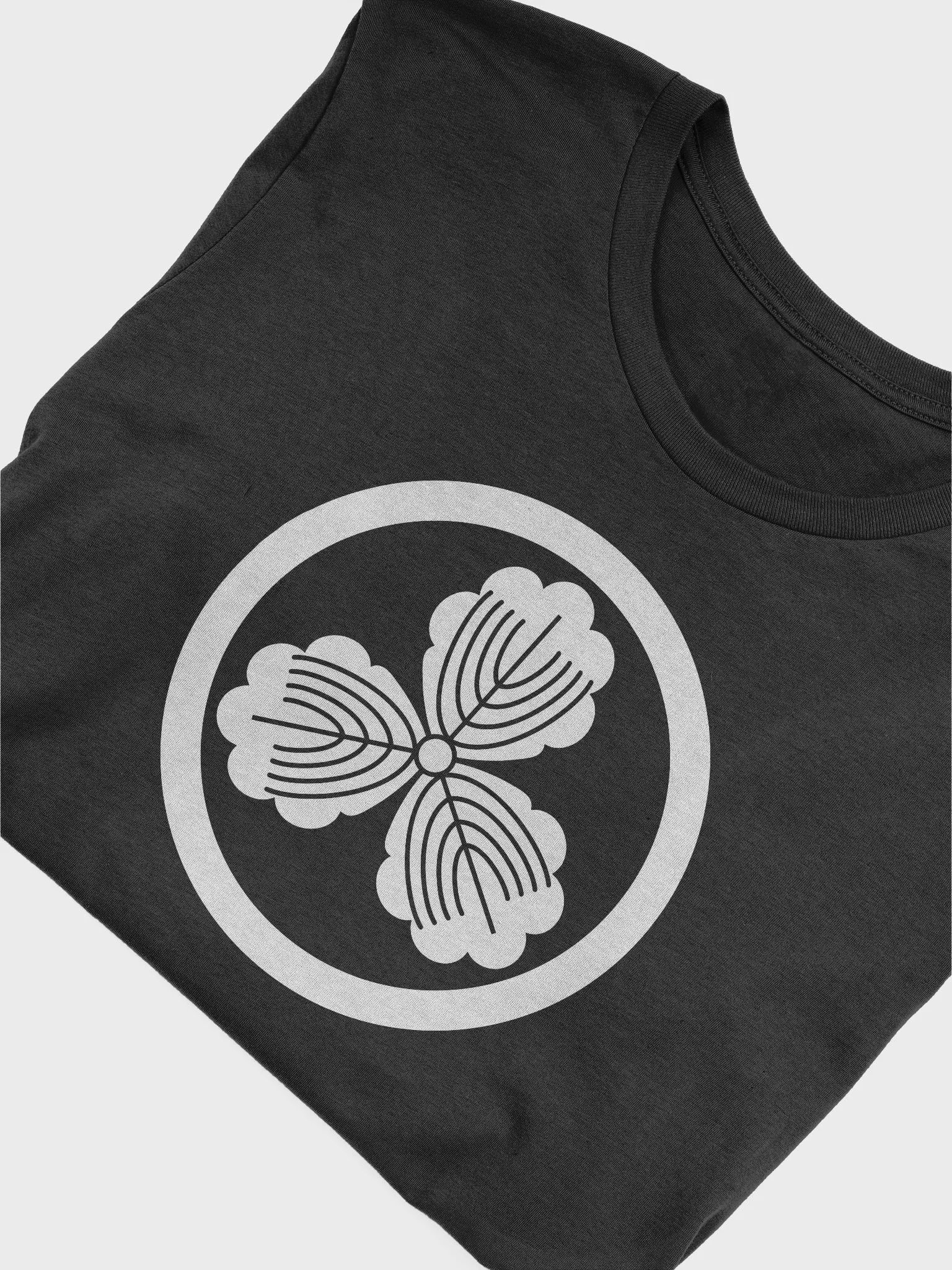 🏷️ Makino Clan Mon T-Shirt – Triple Oak Leaves of Loyalty and Diplomacy product image (7)