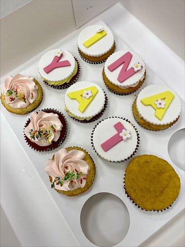 Love from the kithen🧑🏽‍🍳❤️
1. Cupcakes decorated with fondant and sprinkles
2. Red Velvet Cupcakes
3. Lotus Biscoff Brownies
...