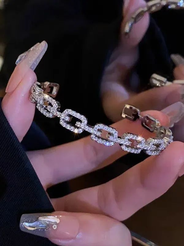The Eterna Link Bracelet product image (2)