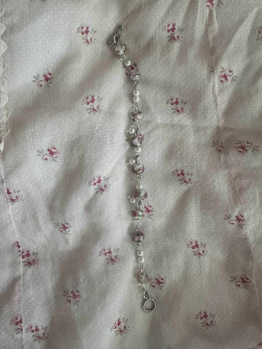 Dainty floral and pearl bracelet - Handmade product image (9)