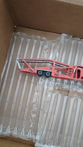 The ramp goes down, and with the cabin you can also manipulate it. I didnt know that it would be with moving parts.

This is ...