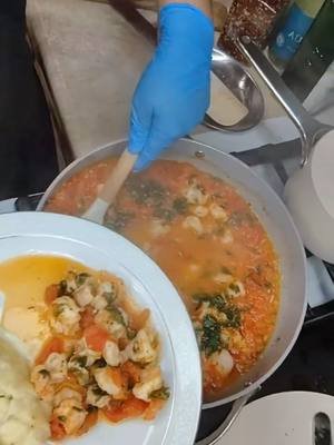 ¡Fuego en la Salsa! 🔥 Receta de Camarones Fra Diavolo ​¡Una cena elegante y picante en menos de 20 minutos! 🌶️ Guarda este reel para hacer la mejor salsa Fra Diavolo que hayas probado. Cantidad Ingrediente  450 g (1 lb) Camarones grandes o medianos Pelados y desvenados. 400 g (14 oz) Pasta de tu elección Linguine, spaghetti, o penne. 2 cucharadas Aceite de oliva virgen extra   4 dientes Ajo Picados finamente. 1/2 Cebolla  1/2 a 1 cucharadita Pimienta roja triturada (hojuelas) O al gusto; aquí reside el 