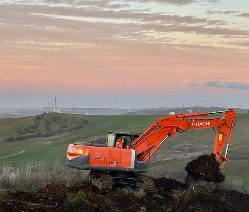 Hitachi Zaxis 210LCN-5 moving dirt with a view
FOLLOW @macchinari_pesanti for more!
[📸 @trl__terlizzi ] 

MERCH➡️ shop.macchi...