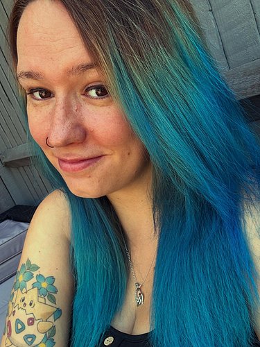 The freckles and blue hair be poppin. But this pregnancy ain’t right now 🥵🔥🔥🔥🔥