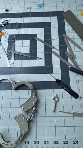 Learning to pick double locking handcuffs #locksport #lockpicking #handcuffs #handcuffescape #escapology #houdini