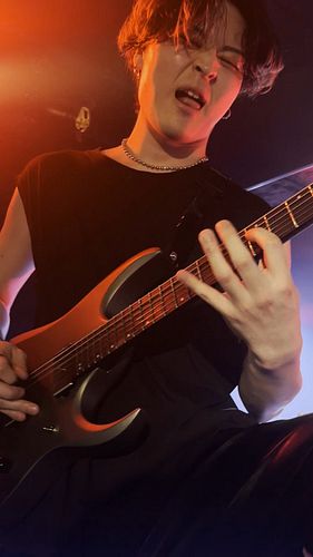 Why metal guitarist love the harmonic minor riff