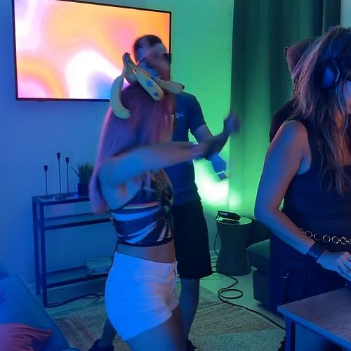 📢 BASS BUNS ROLL CALL!!! 🐰🐰🐰

the next few weeks are gonna be b a n a n a s !!!🍌

swipe to see what i’ve got comin up. where ...