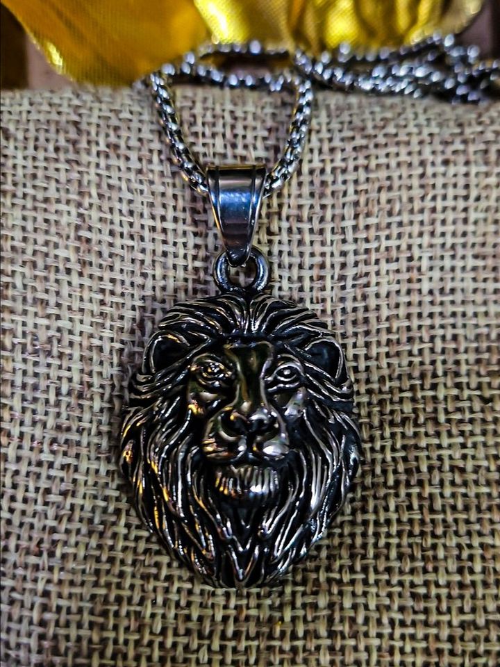 The Armored Kingdom Eternal Lion of Valor Necklace product image (1)