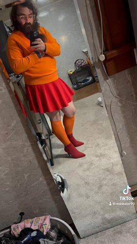 @missbrisolo did it better, but I’ll still forever love my Velma. #nonbinary #velma #happyhalloween #cosplay #jinkies #scoobydoo