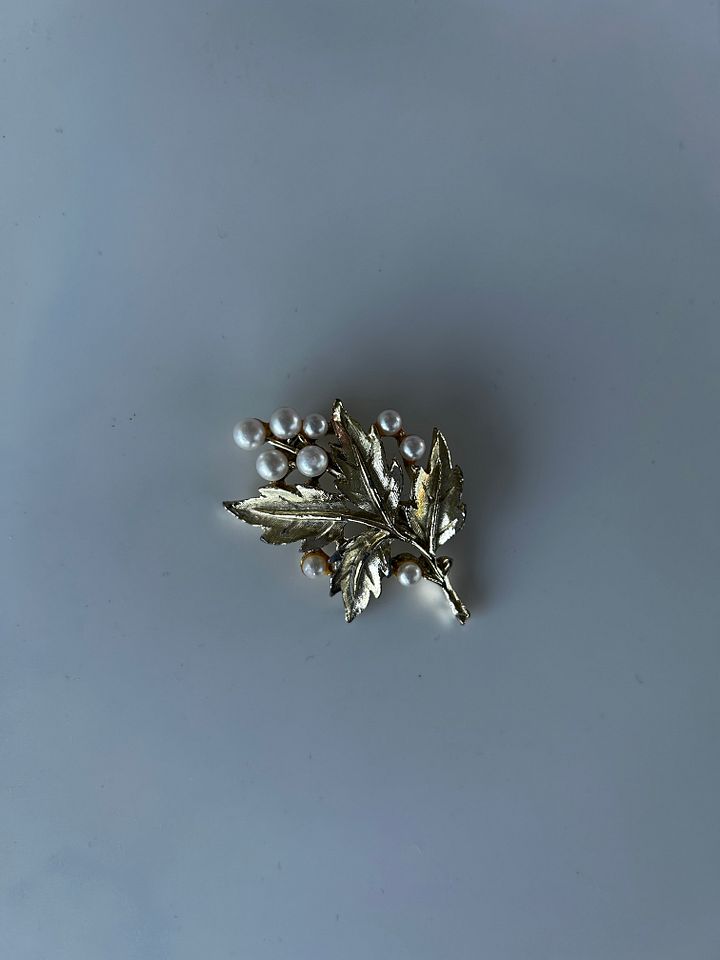 Vintage Gold Tone Leaves Faux Pearls Brooch product image (2)