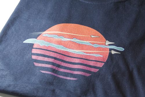 A retrowave alien sun design on navy t-shirt. #tshirt #retrowaveaesthetic #tshirtdesign #retrowave