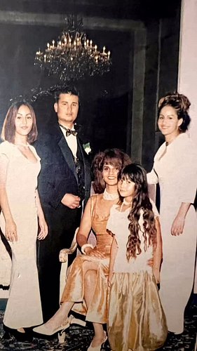 #throwbackthursday with my #family at my Tia Ina’s wedding I also performed here ❤️ This is 1 of the few pics you will see me...
