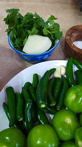 Salsa Verde: Tu Compañera Ideal para Todo🌶🧄🥣

Ingredientes 
 * 17 Tomatillos
 * 20 Chiles Serranos
 * 2 Dientes de Ajo (Clove...