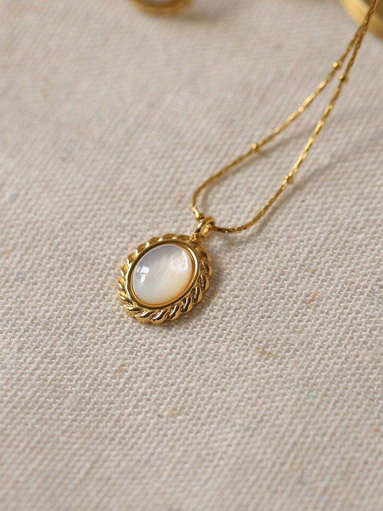 Vintage Oval Pearl Pendant Necklace | 18K Gold Plated product image (6)