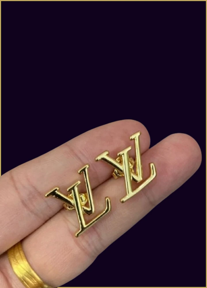 L. VIBE FASHION DECOR GOLD LETTER STUD EARRINGS product image (1)