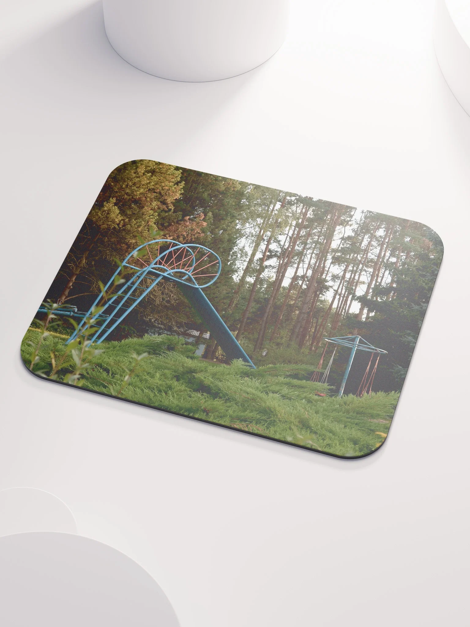 Mauspad - Verlassener nostalgischer Spielplatz im Wald product image (3)