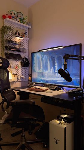 Happy Tuesday! Some setup detail shots here 🎮 Also found this neat wallpaper that’s giving Zelda vibes 🌿🗡️

For more content ...