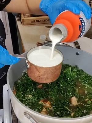 Una Caricia al Alma. Prepara esta Sopa Toscana Para Quien Ama de Verdad 🍲 ​1/2 kilo (aproximadamente 1 libra) de salchicha italiana  (suave o picante, al gusto)   ​1/2 kilo de papas (pueden ser rojas o russet), peladas y cortadas en rodajas o cubos ​1 cebolla grande, picada ​2-6 dientes de ajo, picados (la cantidad varía según tu gusto por el ajo) ​4-6 tiras de tocino, picado (opcional, pero añade mucho sabor) ​6-8 tazas de caldo de pollo ​1 taza de crema espesa para batir (heavy cream)   ​2 tazas de col rizada (kale), lavada y picada, sin los tallos duros   ​Sal y pimienta negra al gusto   ​Hojuelas de pimiento rojo (opcional, para un toque picante)   ​Queso parmesano rallado para servir (opcional)   ​#SalchichaItaliana ​#CocinaItaliana​#SopaToscana #AbrazoEnUnBowl #CocinaConAmor 