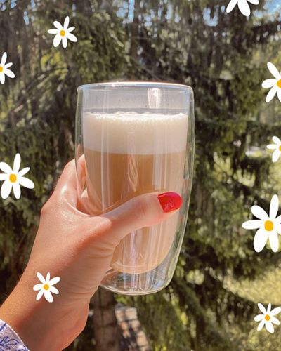 No olvides alegrarte de las pequeñas cosas:  
  
• Un buen café con leche en un día soleado  
  
• los rayos de sol acaricián...