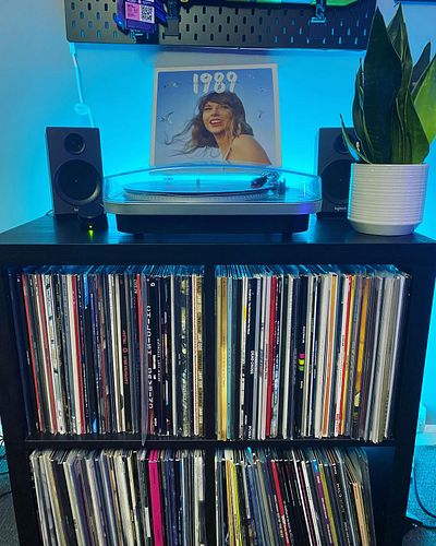 Did a little room reorganising and honestly I love it! #vinylcollection #recordcollection #1989 #taylorsversion