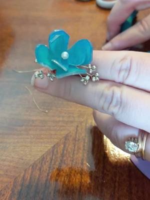 First cuff (is that the right word?) and my favorite color!  Plus dangles!! Thank you to @paperstxrs for the YT tutorial! #elfears #wirejewelry #shrinkydink #earjewelry #flowerjewelry #fae #fairyvibes #teal #bluegreen #earcuff