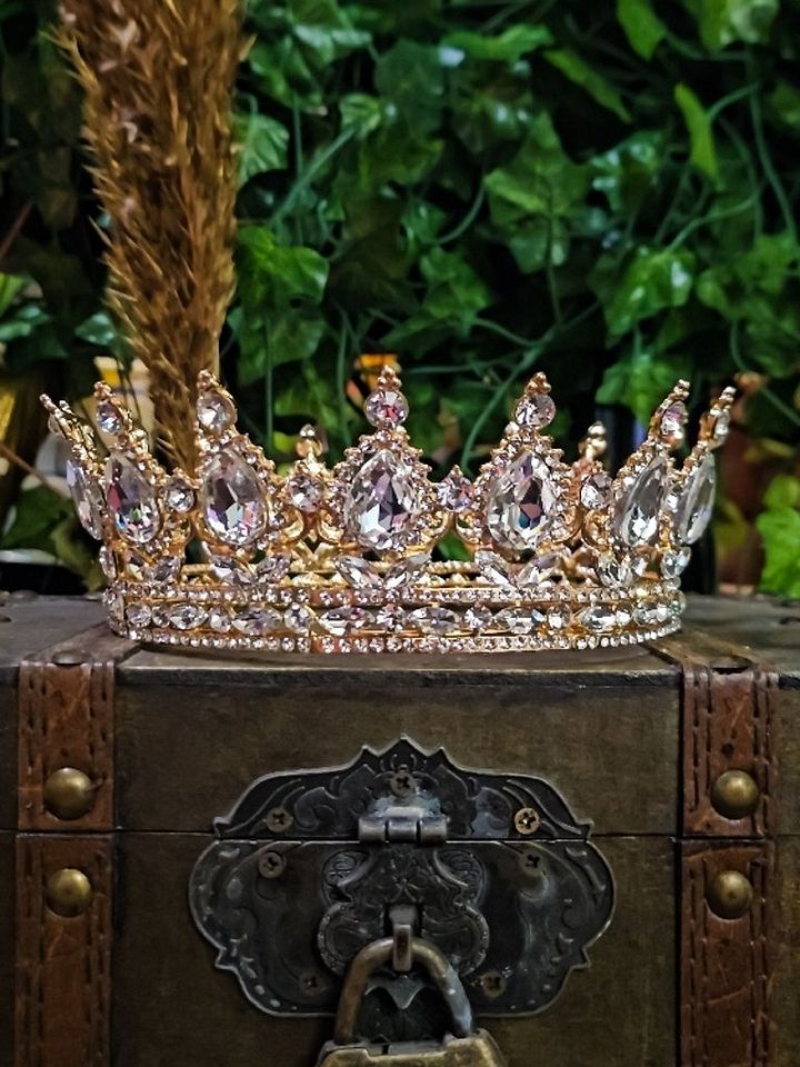 The Armored Kingdom Pearl White Crown (Gold) product image (1)