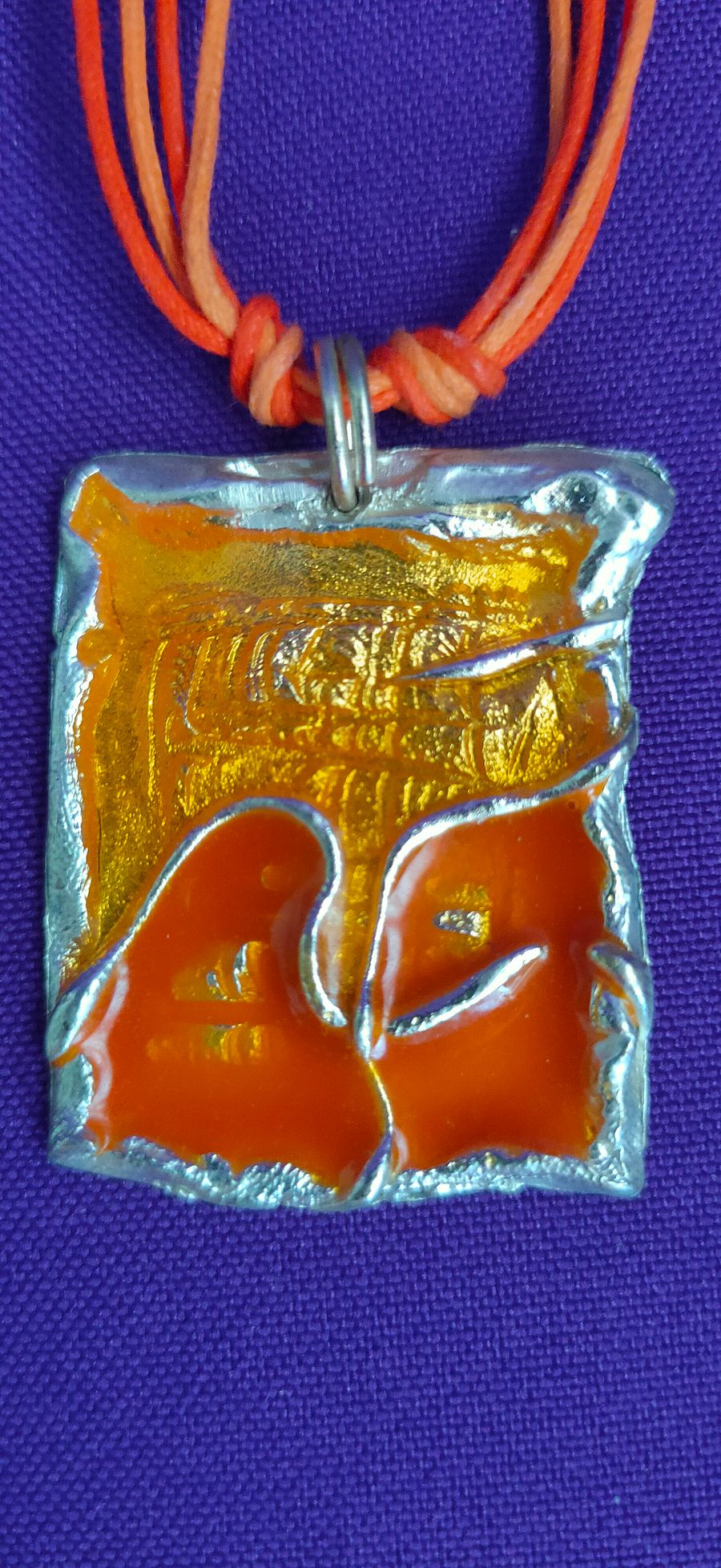 Colar Abstrato Minimalista, Placa Esmaltada, anos 90, colar único e atemporal, fio em cabedal, acessório de moda, estética retro product image (5)