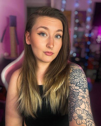 On the nights again this week and we’re back on Sunday at 9am for a 12 HOUR STREAM!! Swipe for the updated merch store look 🥰...