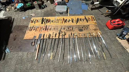 Solingen: Waffenfund nach Hinweis

Die Polizei durchsuchte am Mittwoch nach einem Hinweis die Wohnung und eine Halle eines 77...