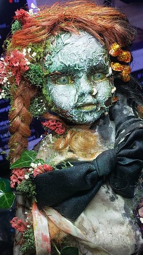 ANTIQUE DOLL ZOMBIFY 
HAPPY HALLOWEEN 🎃 

#antique #creepydoll #halloween #zombie #miniaturepainting #modelpainting #commissi...