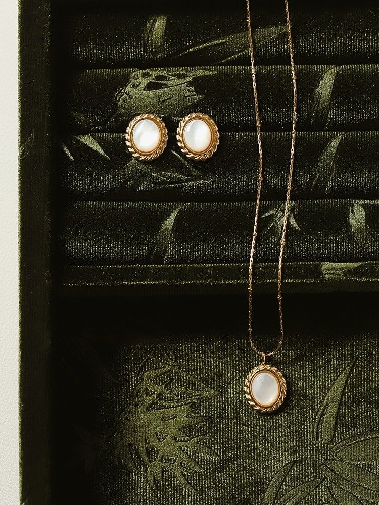 Vintage Oval Pearl Stud Earrings | 18K Gold Plated product image (4)