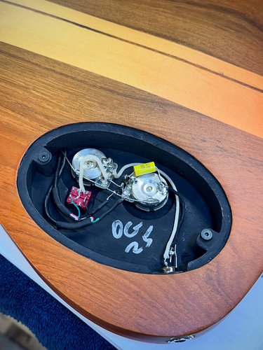 Simple is good. 

The shined up @emersoncustom pots certainly don’t hurt either.

#luthier #guitar  #505guitar #customguitars...