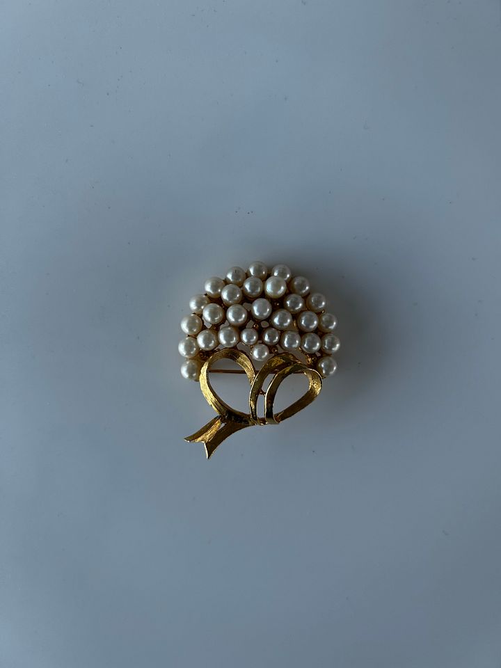 Vintage Gold Tone Faux Pearls Bow Brooch product image (1)