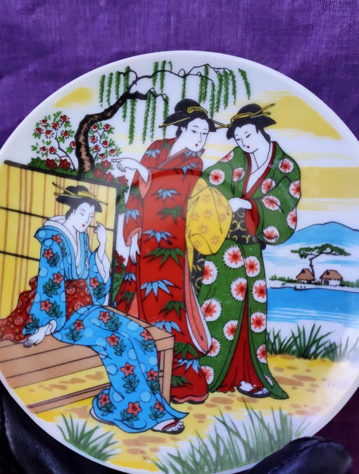 Prato pequeno com 3 gueixas, arte japonesa, paisagem asiática, decoração japonesa de secretária product image (1)