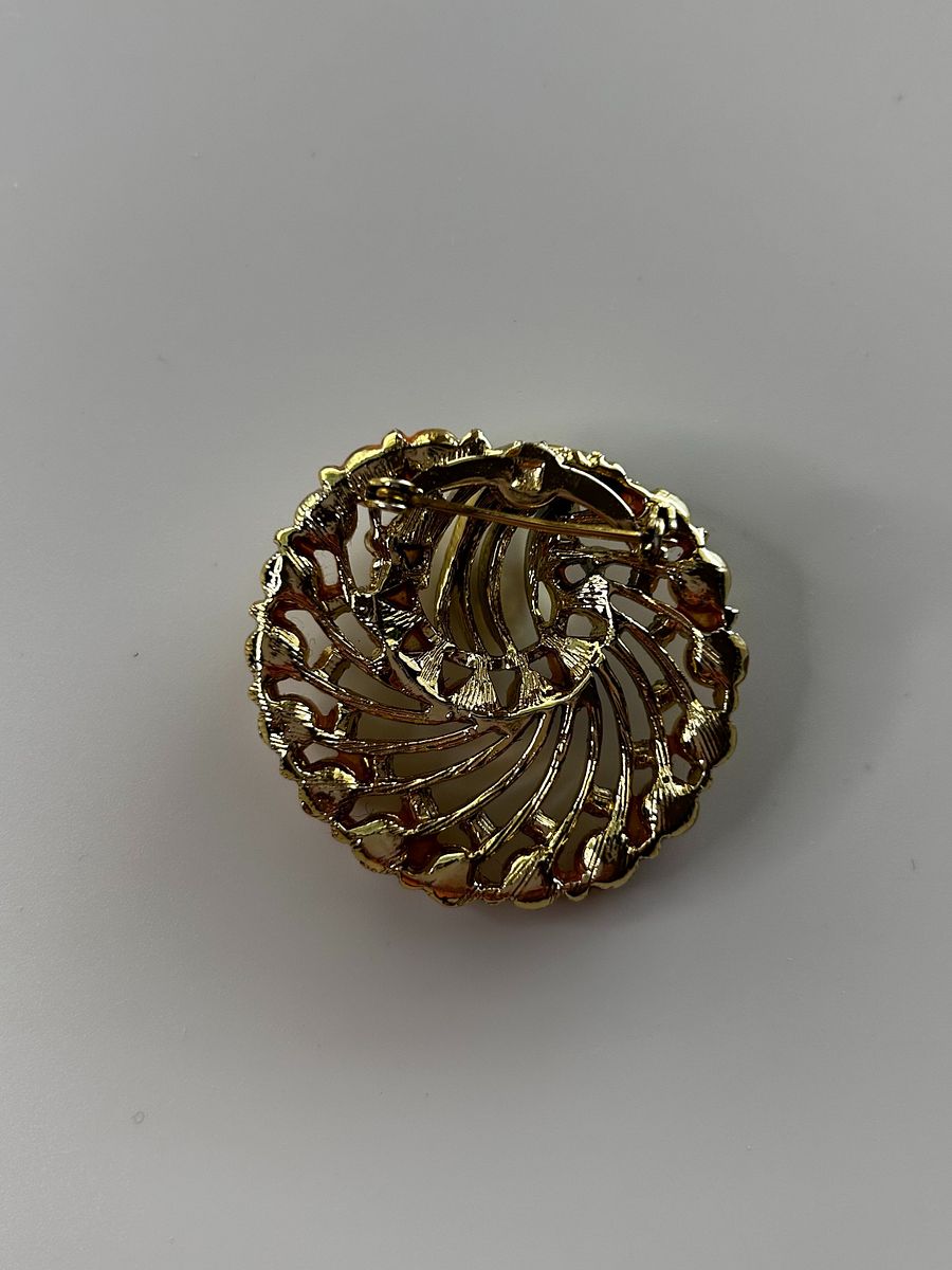 Vintage Gold Tone Faux Pearl Swirl Circle Brooch product image (5)