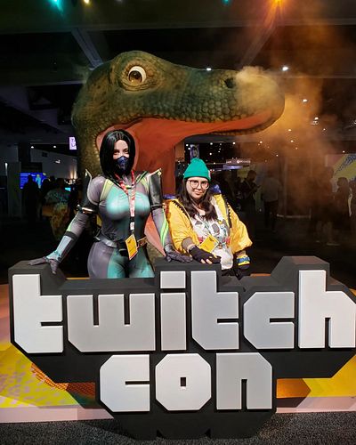 💚 Just found this 💎GEM💎 of a photo of me as #viper and @krinniatv as #killjoy from our favorite game, @playvalorantofficial !...