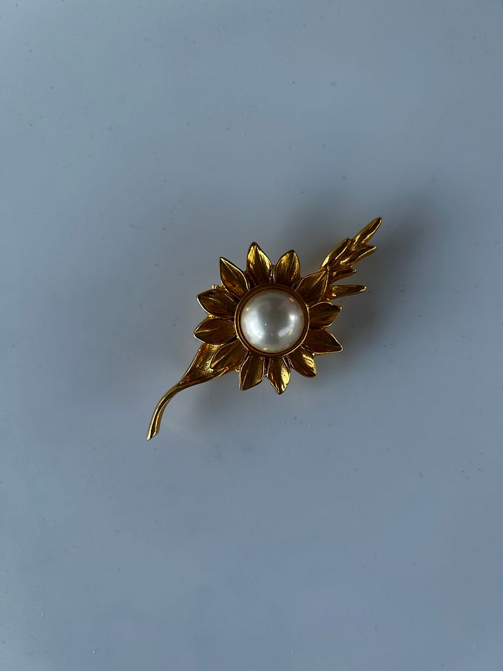 Vintage Gold Tone Flower Faux Pearl Cabochon Brooch product image (2)