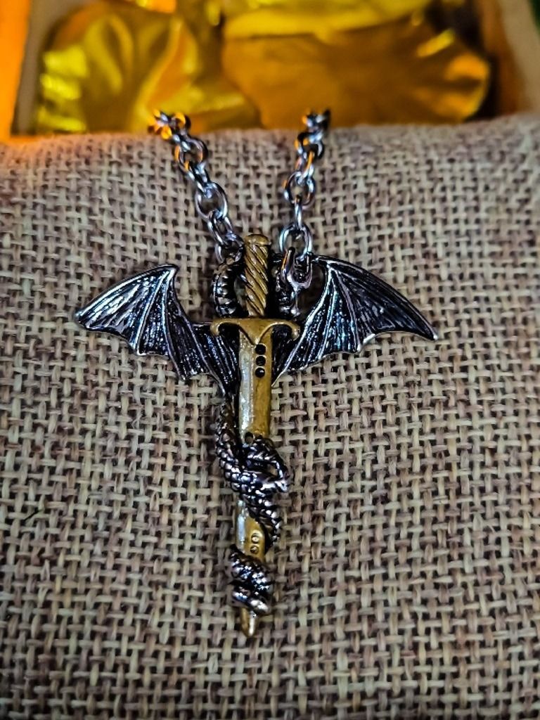 The Armored Kingdom Blade of the Dragonlord Necklace product image (1)