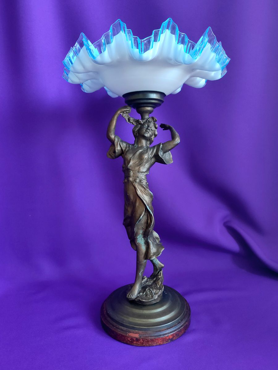 🌟Estátua Arte Nova em Metal com Taça de Cristal Branco e Bordo Azul – Peça Única e Colecionável product image (1)