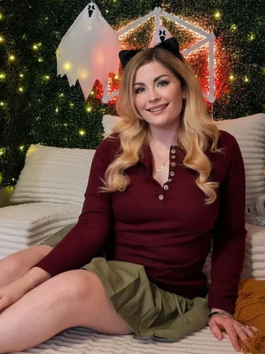 What are you dressing up as for Halloween? 🎃 

I've been streaming The Outer Worlds 2 and I'd love for you to come hang out a...